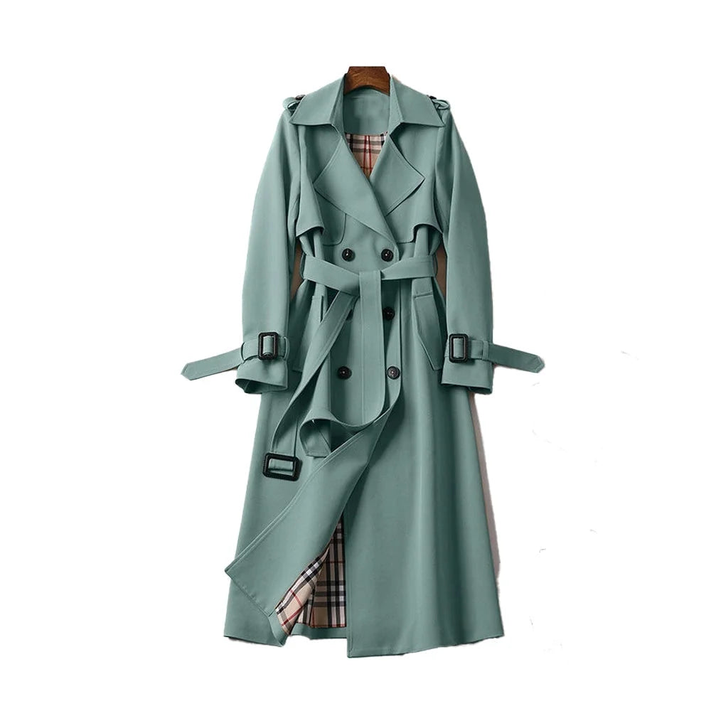 Zijaanzicht van lange trenchcoat met geruite voering zichtbaar tijdens lopen