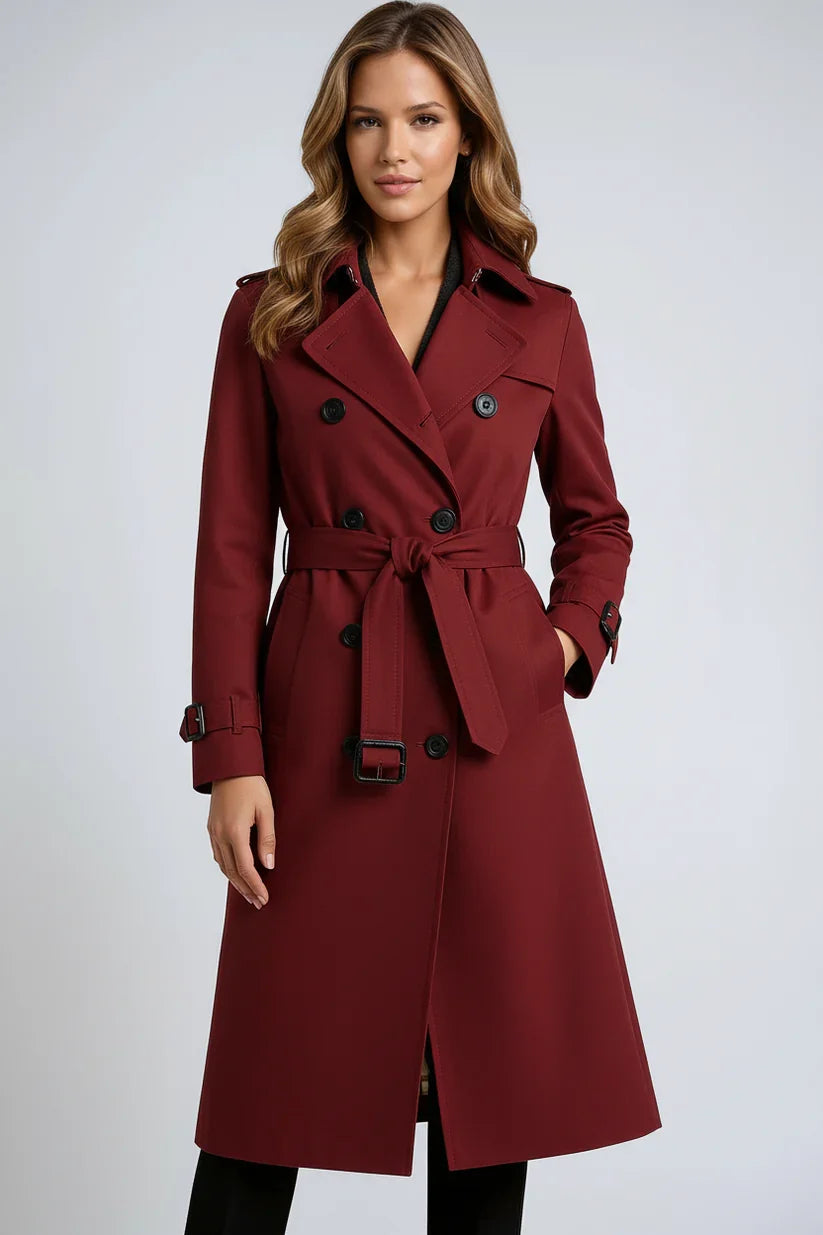 Detail van geruite voering en kraag van dames trenchcoat met klassiek design