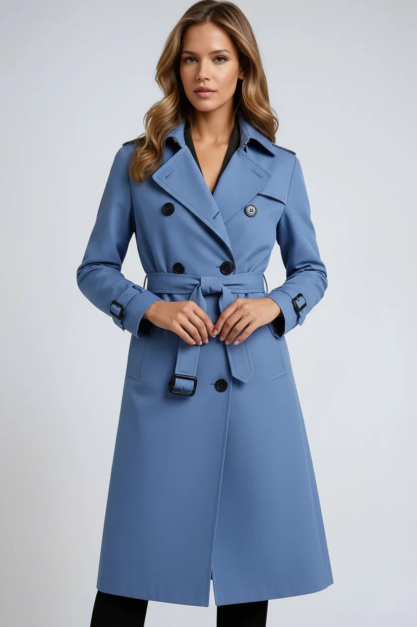 Voorkant van beige trenchcoat met steekzakken en ceintuur gedragen met zwarte outfit