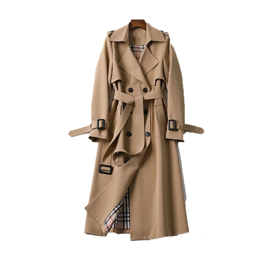 Dames trenchcoat in beige gecombineerd met enkellaarzen en zonnebril voor stadse look