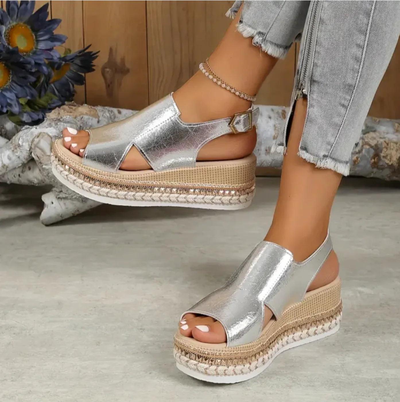 Volledige weergave van metallic platform sandalen met espadrille zool en open teen constructie