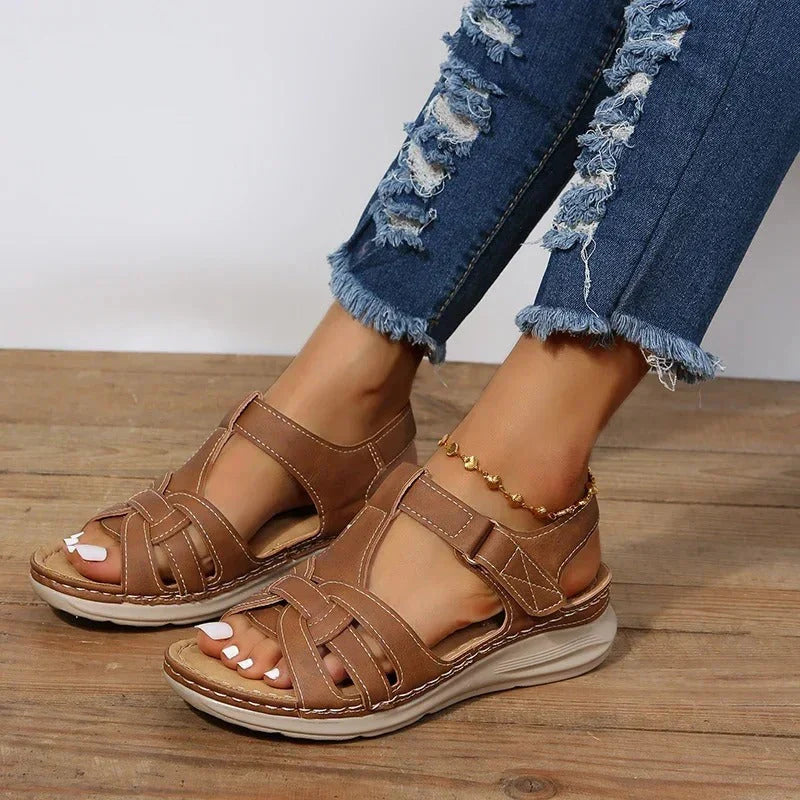 Zijaanzicht van dames sandalen met lichte wigzool en verstelbare gesp voor flexibele pasvorm