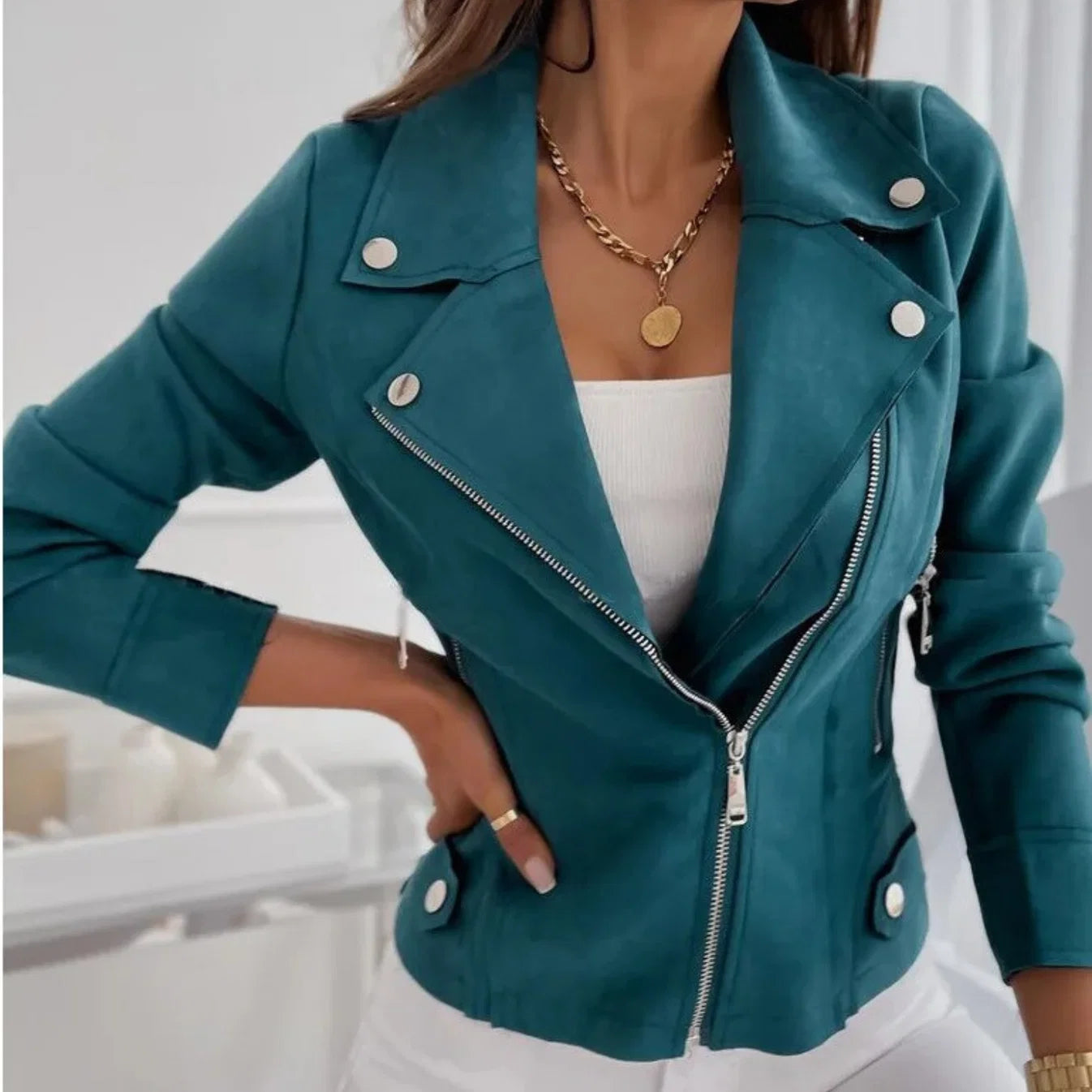 Dames biker jas met suède afwerking, gedragen casual met jeans en gouden horloge