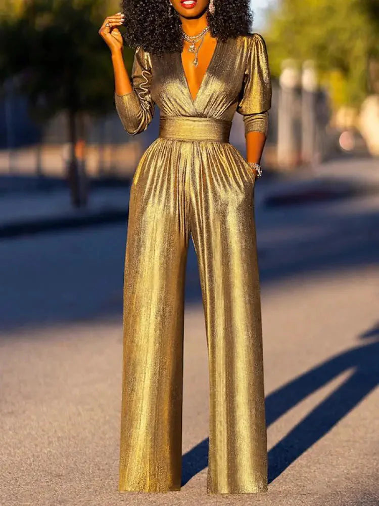 Volledige lengte foto van glanzende jumpsuit met wijde pijpen en V-hals