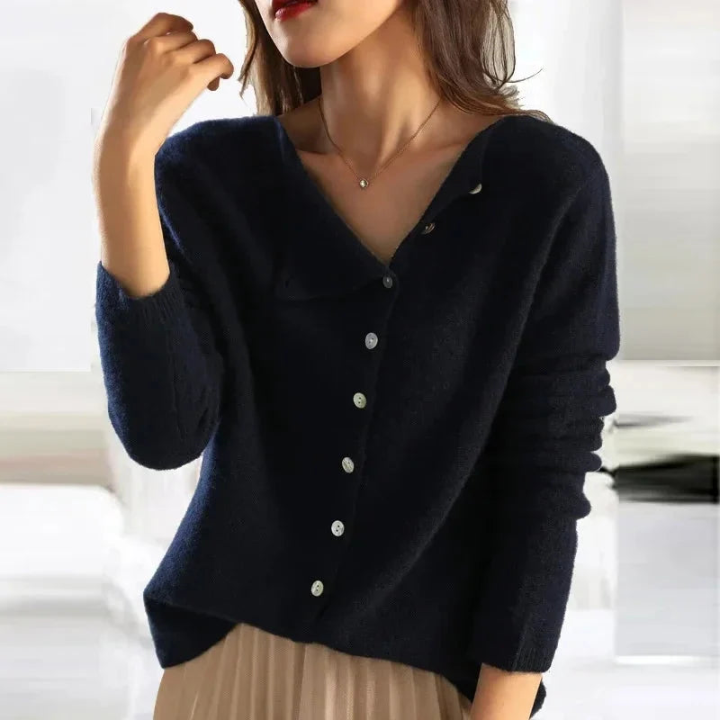 Comfortabele dames cardigan trui met zachte gebreide structuur en contrasterende knopen