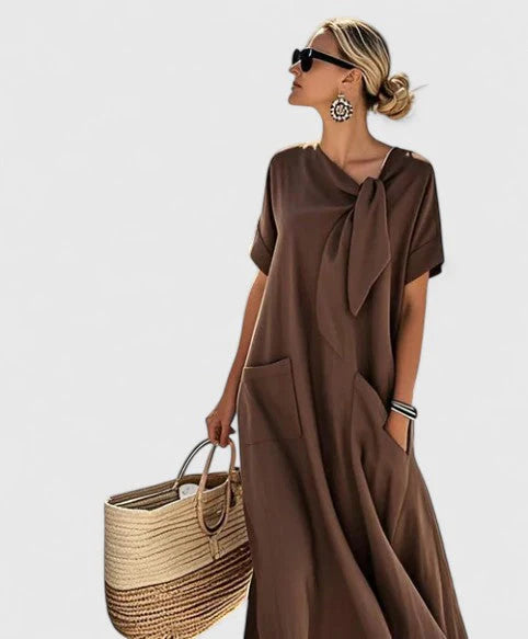 Dames midi jurk met strikhals detail en losvallend silhouet in bruine tint met zakken