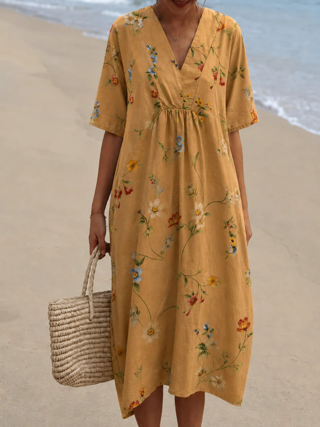 Dames midi jurk met V-hals in wit met gele bloemetjes gecombineerd met sandalen