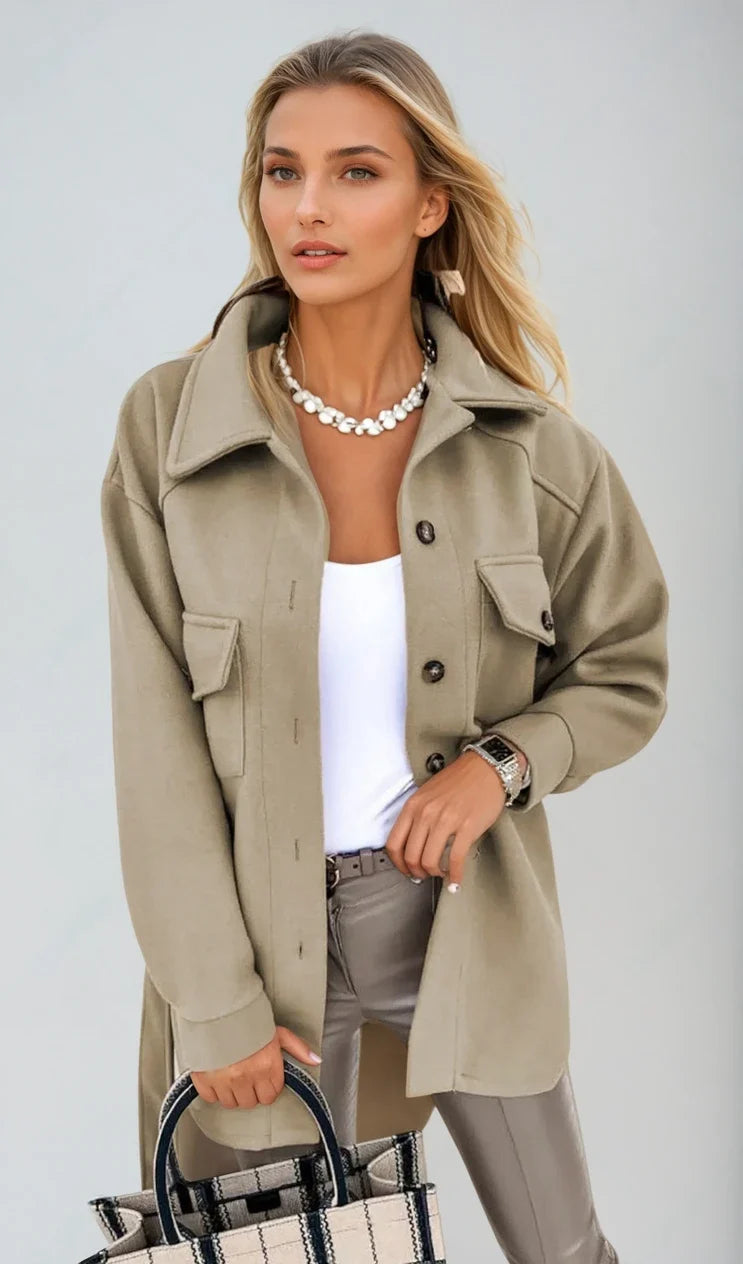 Dames oversized shacket in beige met borstzakken en knoopsluiting gedragen met witte top