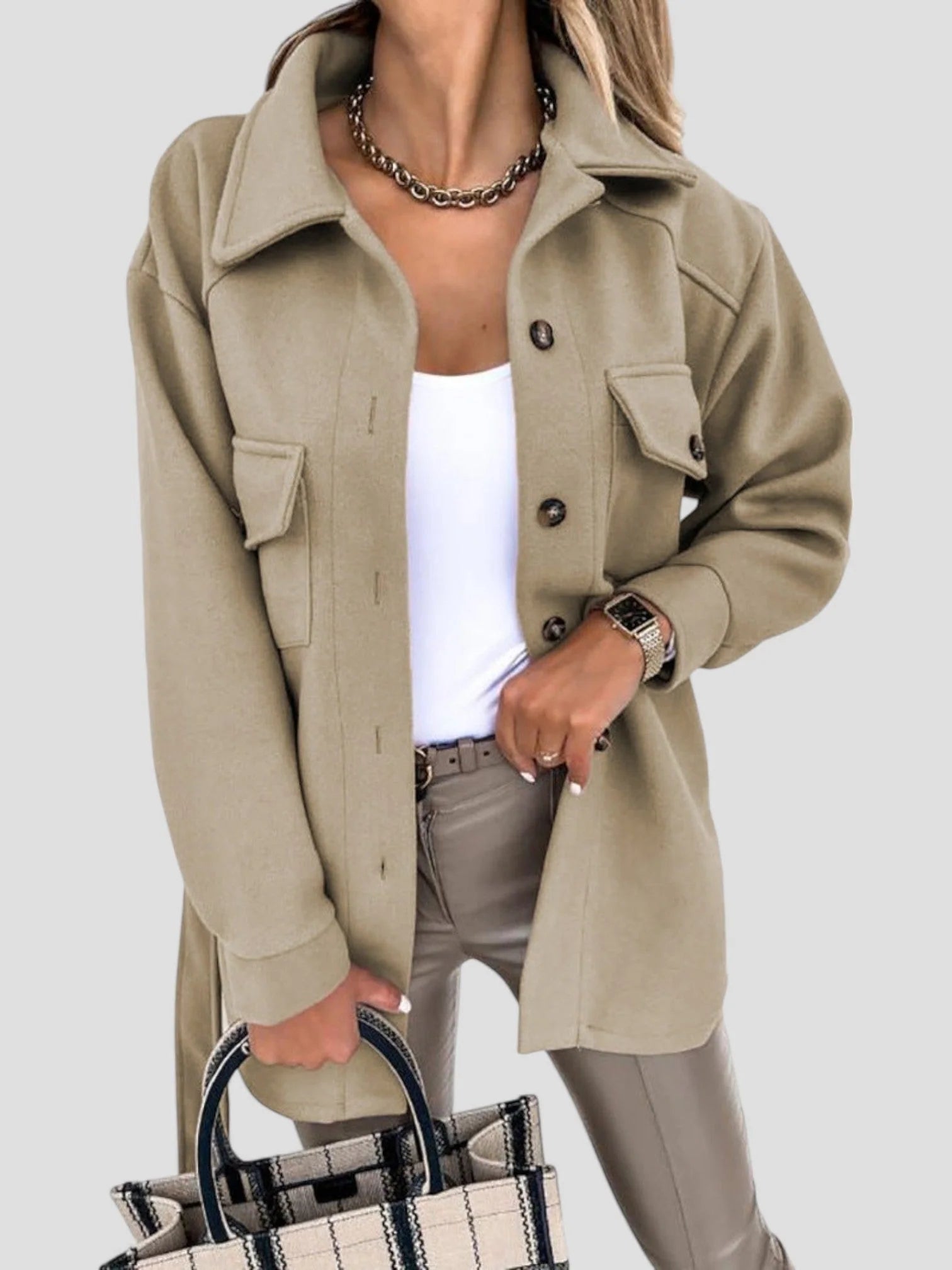 Close-up van oversized shacket met kraag en functionele borstzakken met flap