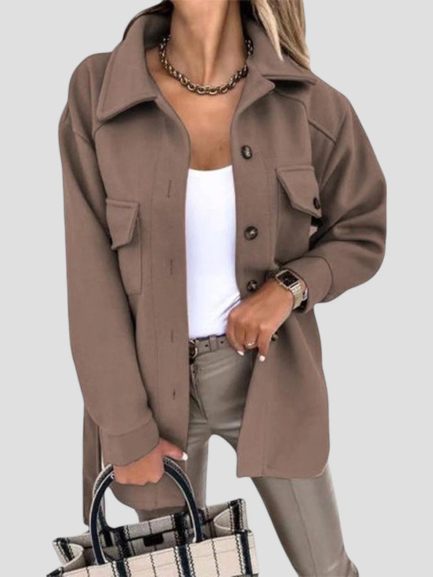 Oversized shacket gedragen als tussenlaag met leren broek en wit shirt