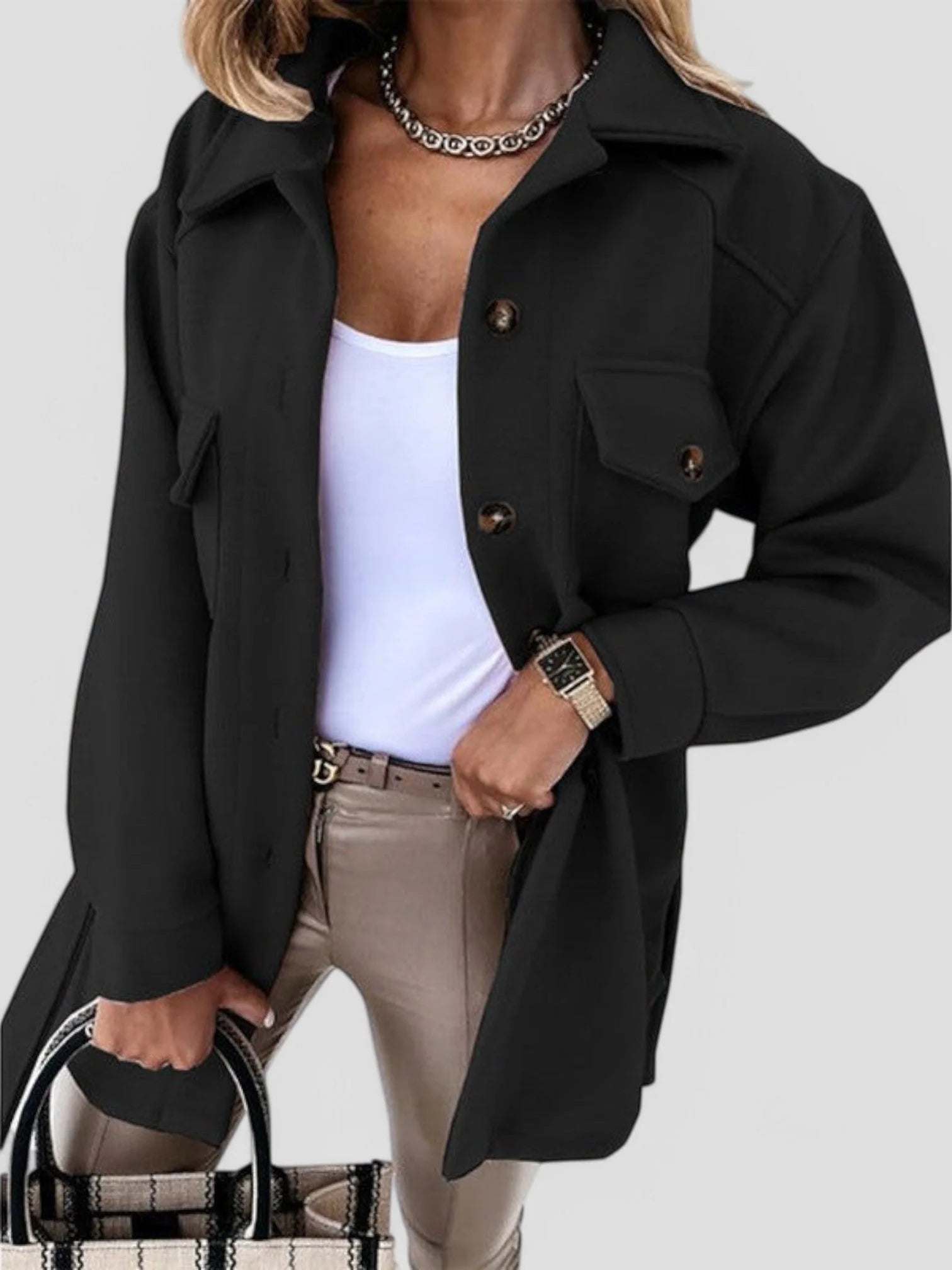 Dames shacket in beige met verlaagde schouderlijn en relaxed pasvorm