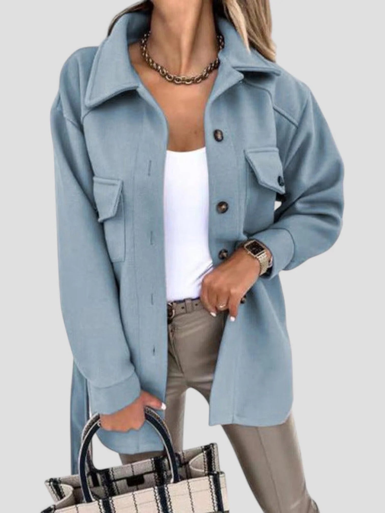 Beige shacket met functionele details en comfortabele pasvorm
