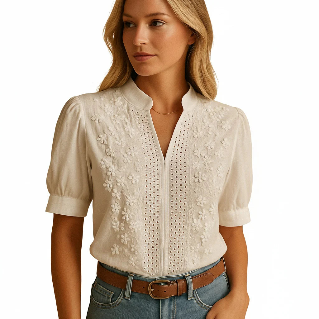 Dames blouse met korte pofmouwen en geborduurde bloemen aan het voorpand met broderie-inzet