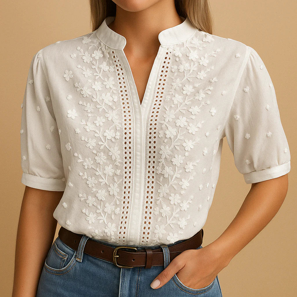 Zijaanzicht van de dames blouse met korte pofmouwen en omgeslagen manchetten in beige kleur