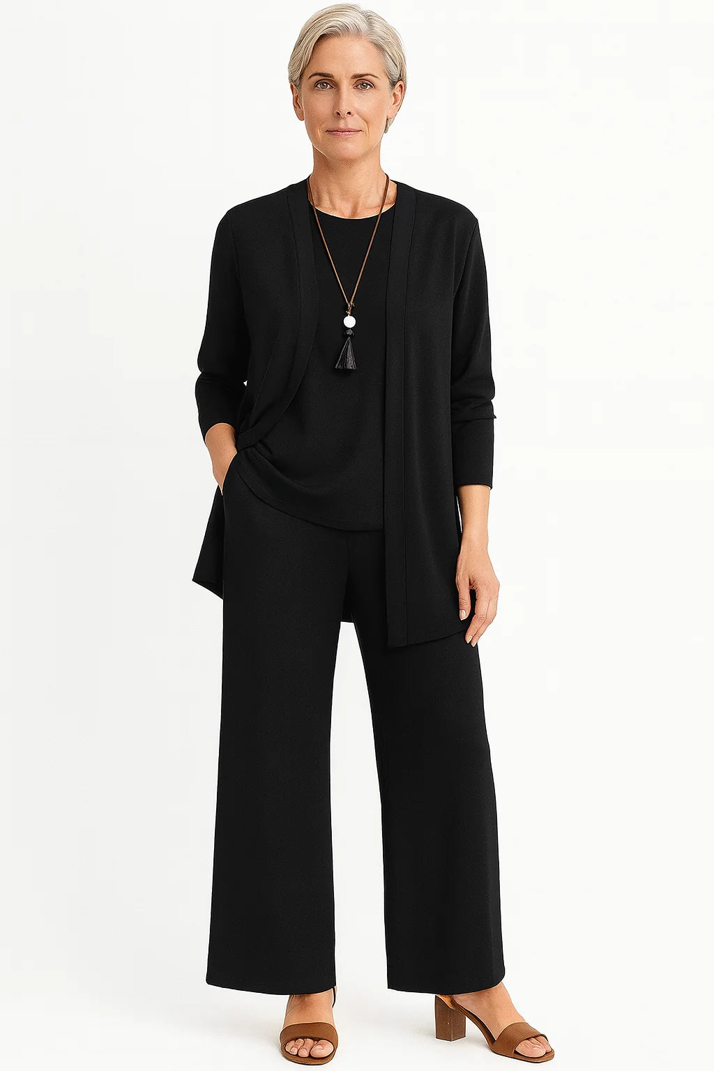 Dames kledingset bestaande uit vest, top en broek in zachte stof met moderne uitstraling