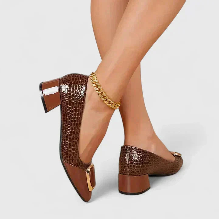 Dames pumps met blokhak en croco reliëf patroon in bruin met gouden gespdetail aan voorkant