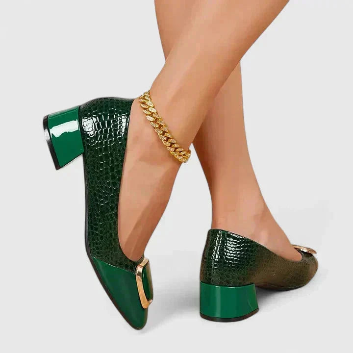 Achterkant van dames pumps met blokhak en open hielgedeelte met gouden accent