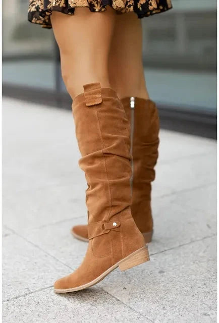 Zijaanzicht van beige kniehoge laarzen met suède-look en rits voor dames
