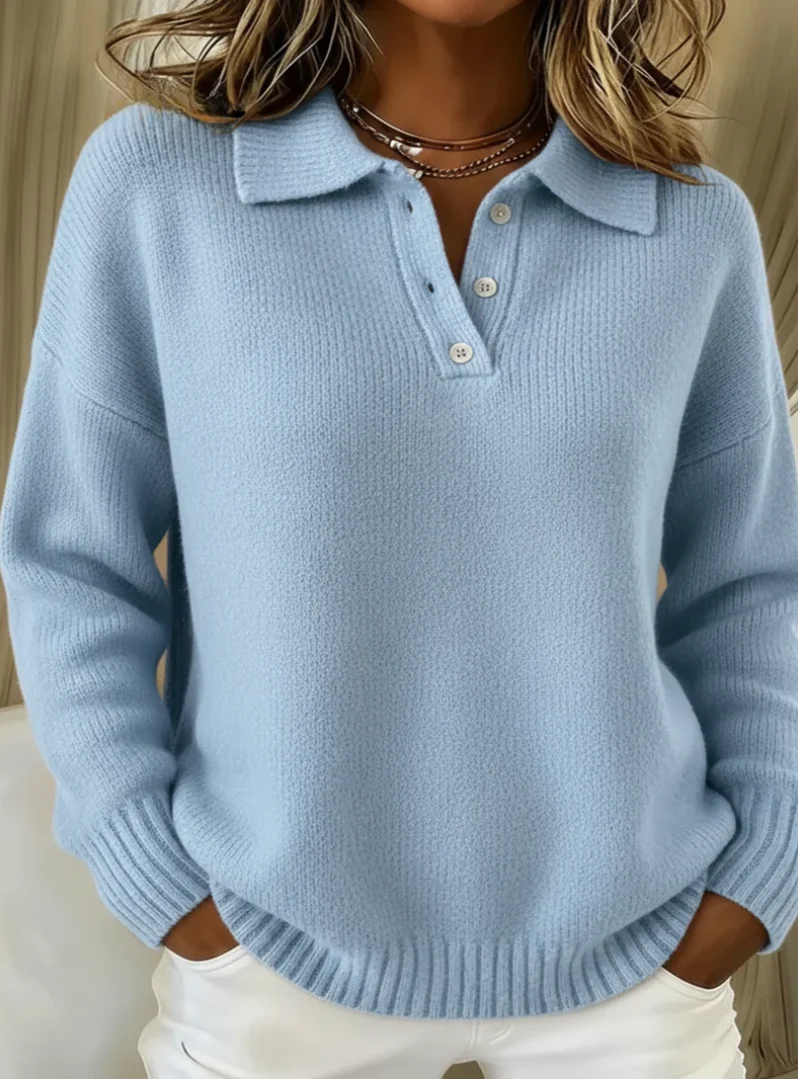 Dames gebreide polotrui met klassieke kraag en knoopsluiting in lichtblauw, relaxte pasvorm met ribgebreide details