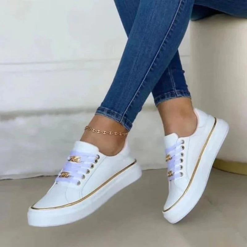 Vooraanzicht van dames platform sneakers met contrasterende gouden rand en verhoogde zool