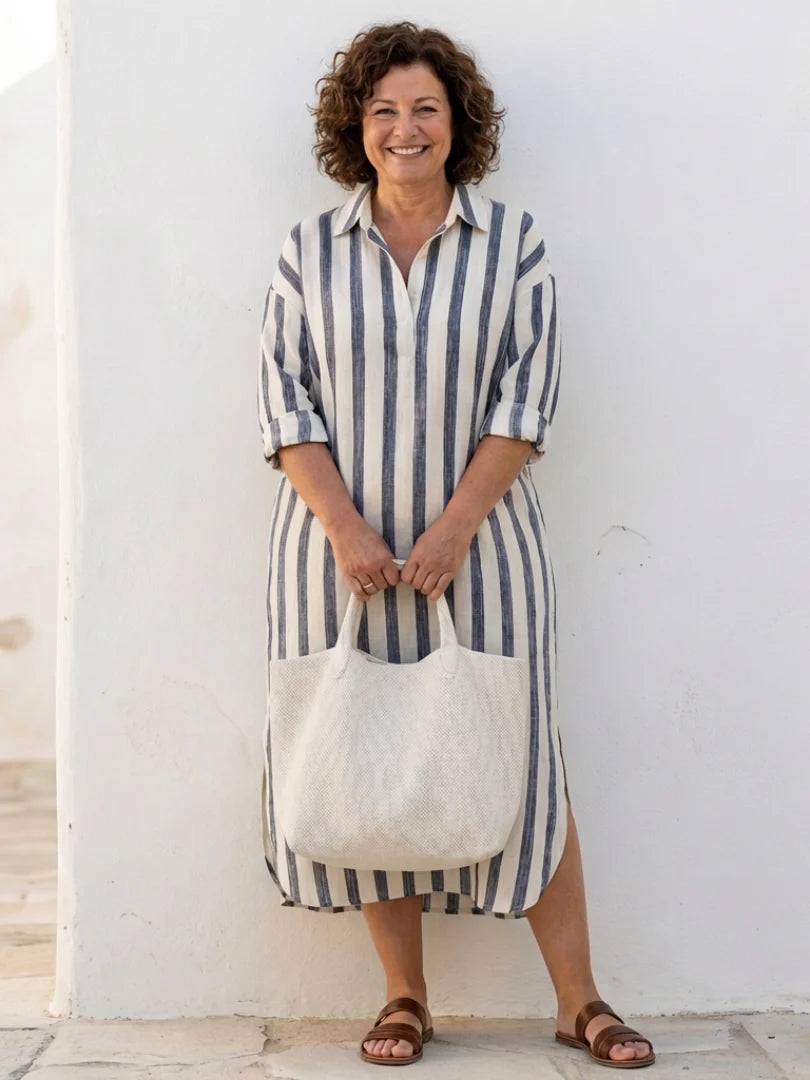 Zijaanzicht van relaxed fit midi shirtjurk met oprolbare mouwen en zijsplitjes