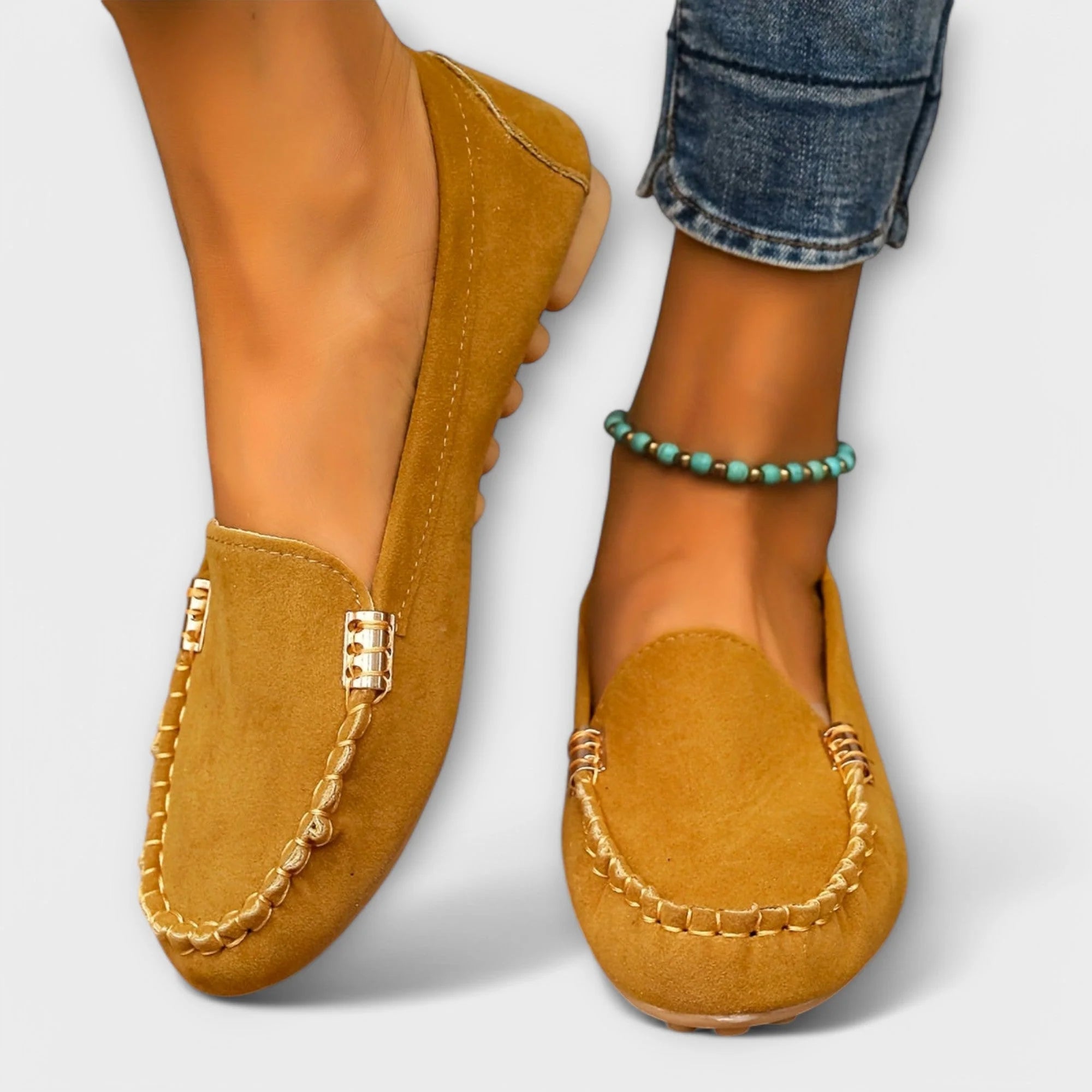Zijaanzicht van dames instappers met moccasin-design en soepele pasvorm