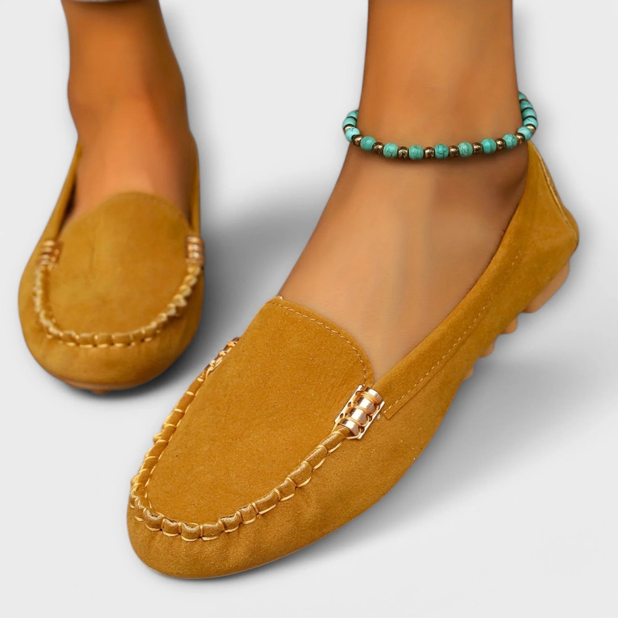 Bovenaanzicht van roze loafers met klassiek moccasin-stiksel en instapmodel