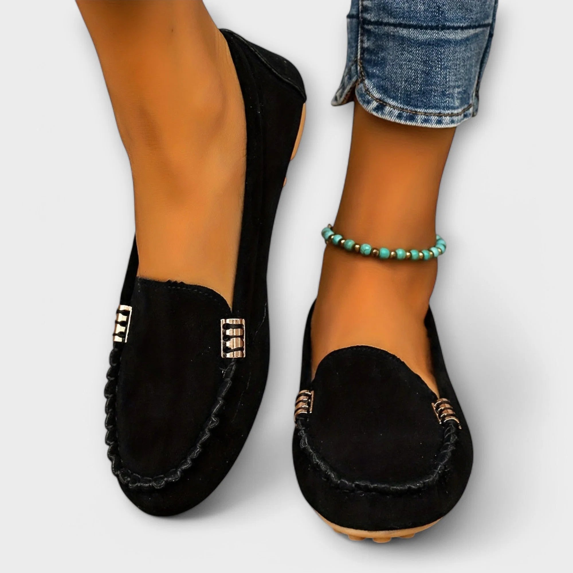Detail van metalen hielaccent op dames loafers met comfortabele zool