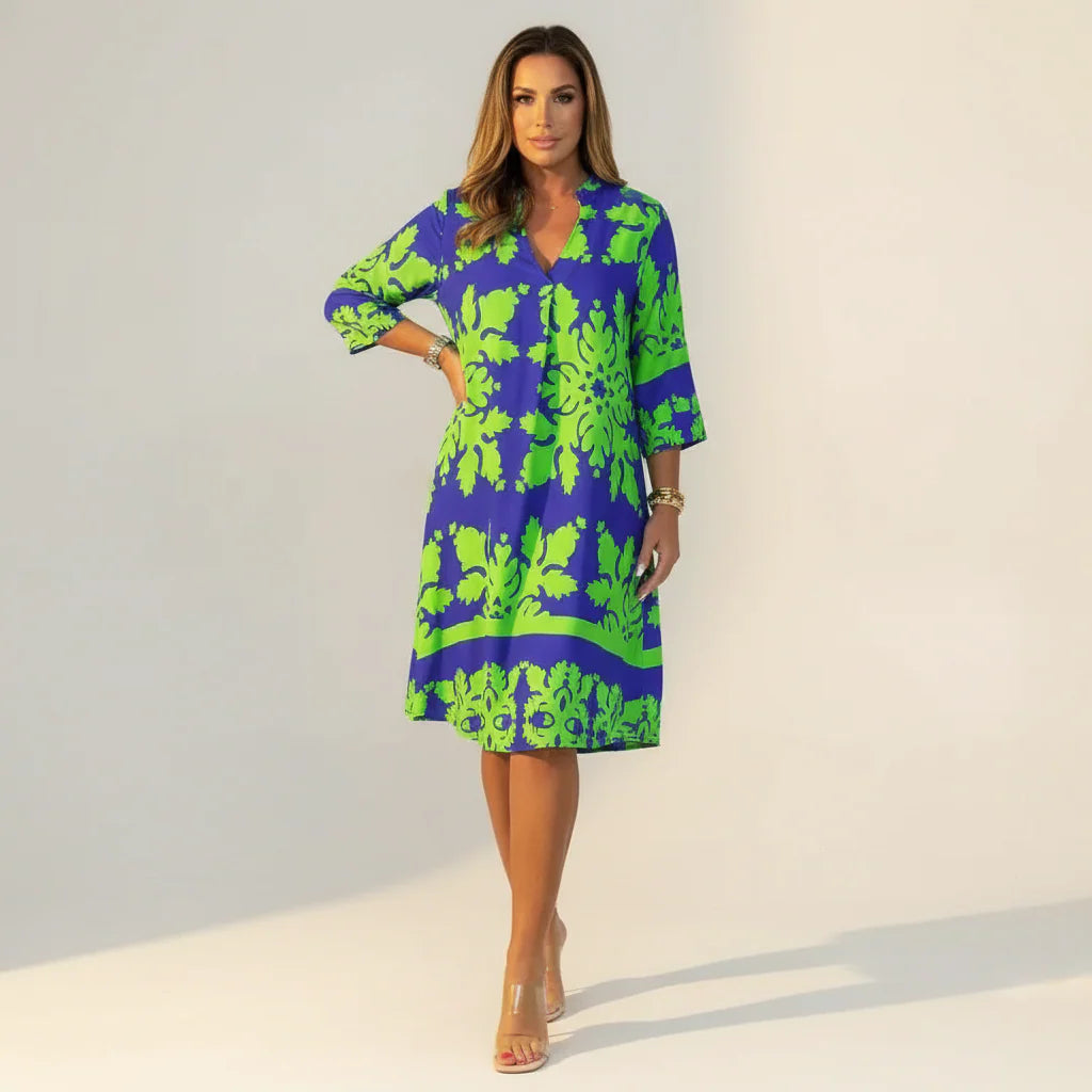 Midi jurk met V-hals en botanische print in kobaltblauw en neongroen, gedragen door model