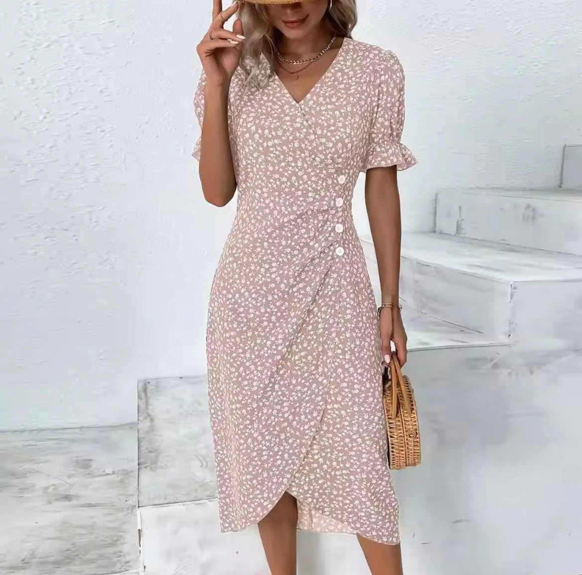 Zijkant van midi zomerjurk met wikkelstijl, knoopsluiting en bloemenprint