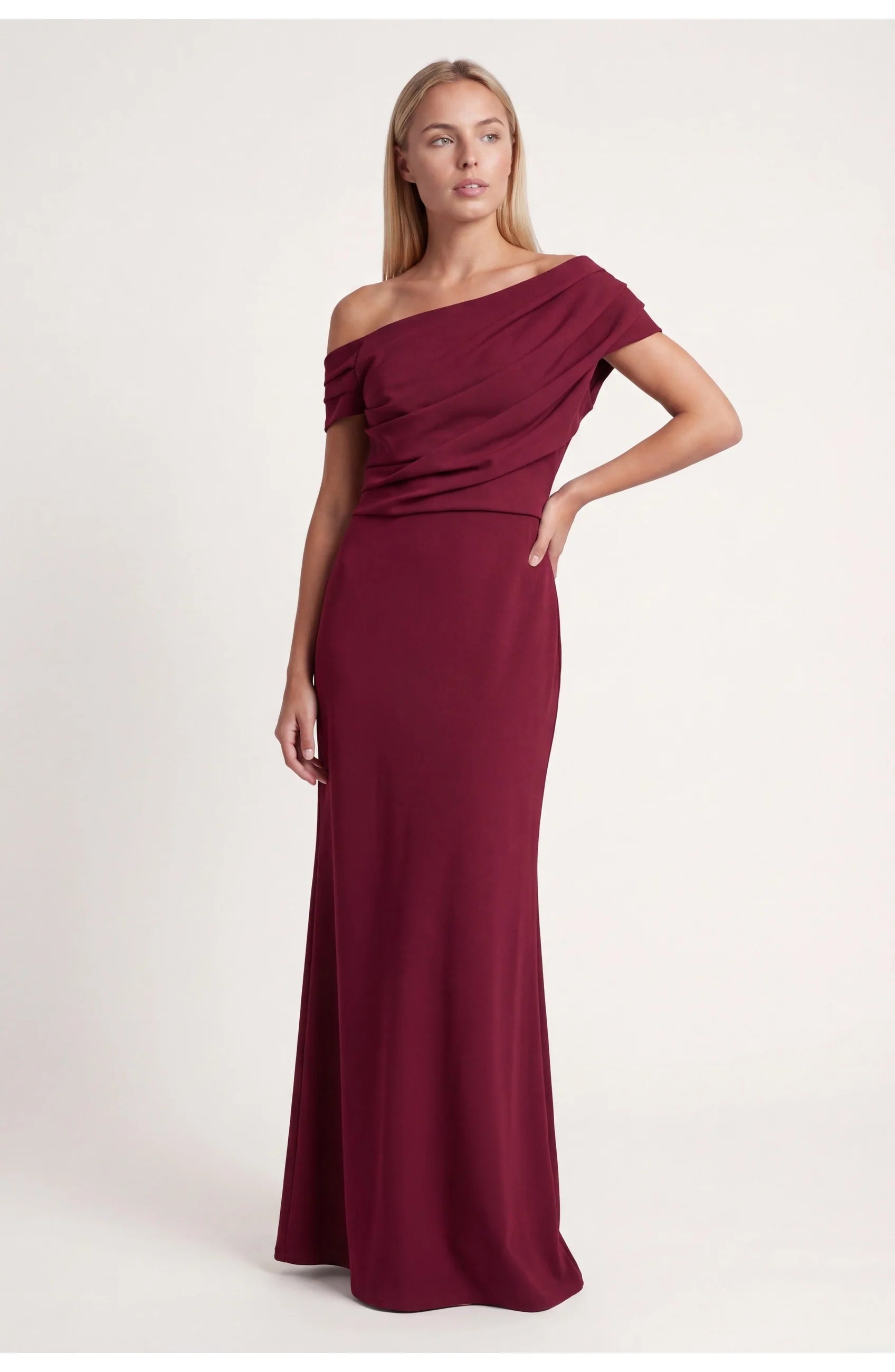 Off-shoulder maxi jurk in bordeauxrood met gedrapeerde halslijn en aansluitende pasvorm voor formele gelegenheden