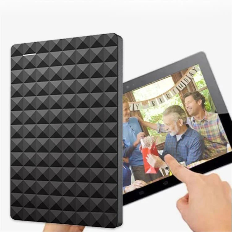 Draagbare externe harde schijf met 10TB capaciteit en diamantpatroon behuizing naast tablet