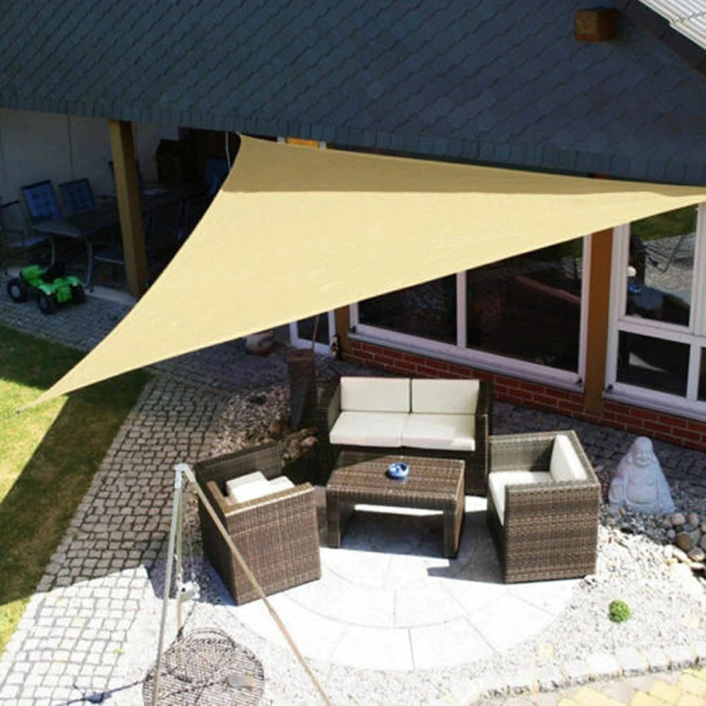 Vierkant schaduwdoek met waterafstotende afwerking beschermt balkon tegen zon en lichte regen