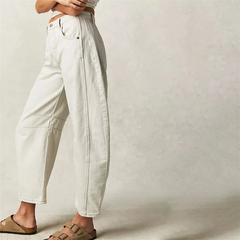 Detail van zakken en stikdetails op barrel jeans met lichte wassing