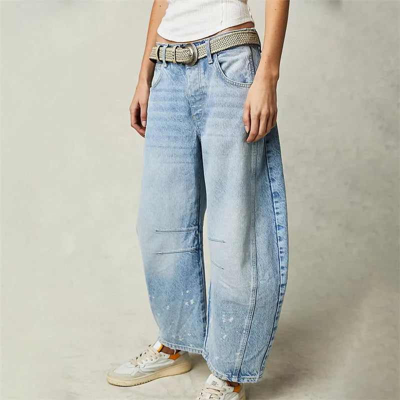 Achterkant van barrel jeans met wijde pijpen en lichte blauwe wassing