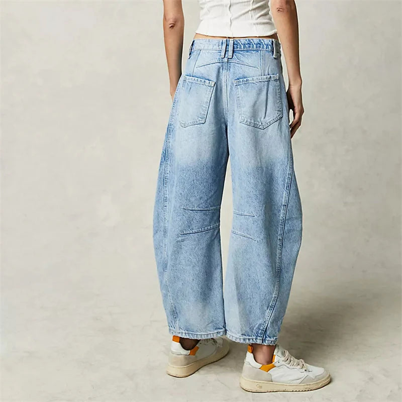 Detail van taille en knoopsluiting op getailleerde barrel jeans
