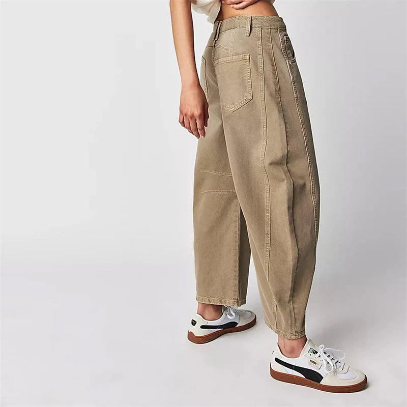 Barrel jeans gecombineerd met witte sneakers en gevlochten riem