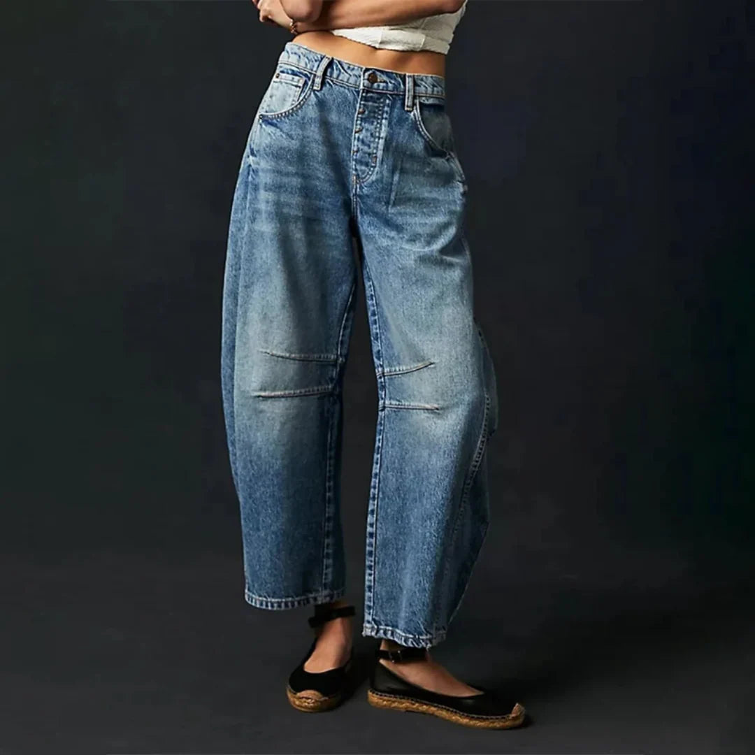 Detail van barrel jeans met horizontale stikdetails op de knieën en klassieke vijfzakken-constructie
