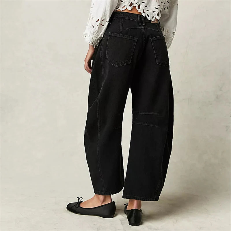 Detail van wijde pijpen en stikdetails op barrel jeans