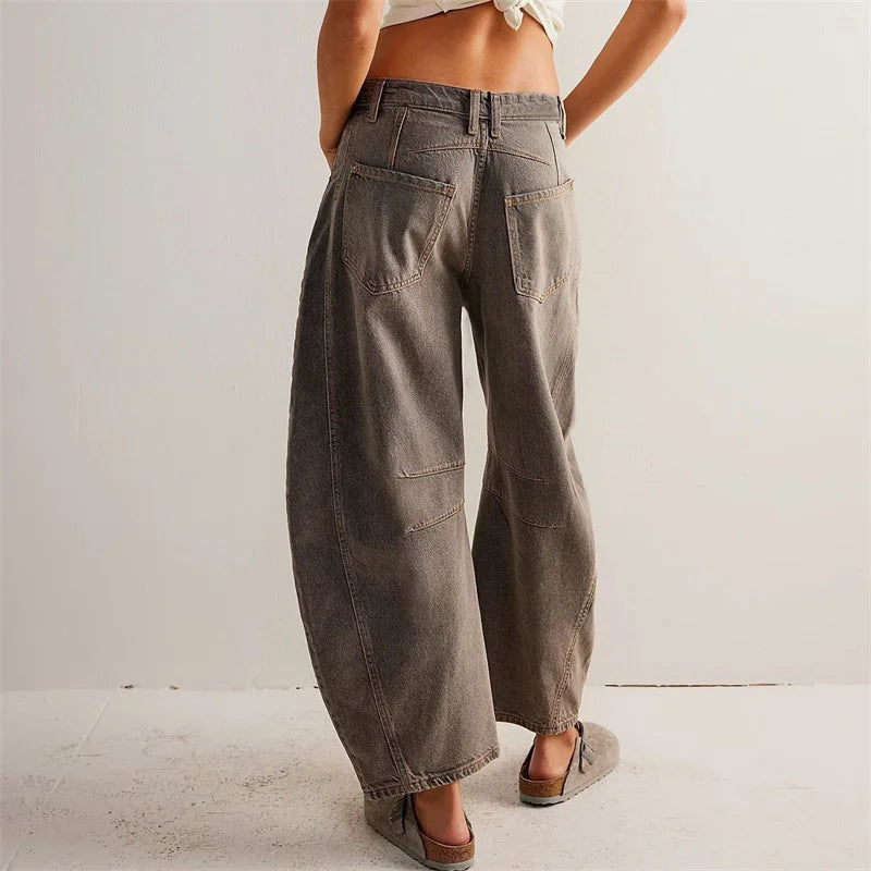 Barrel jeans gecombineerd met witte sneakers voor dagelijkse casual stijl