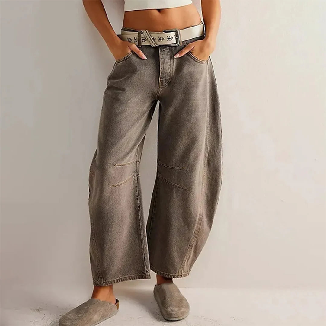 Zijaanzicht van getailleerde barrel jeans met wijde pijpen en lichte denim wassing