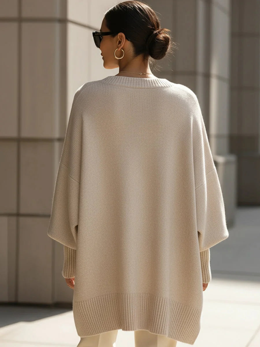 Model draagt beige Elegante Casual-Pullover met witte pantalon voor een casual chique outfit
