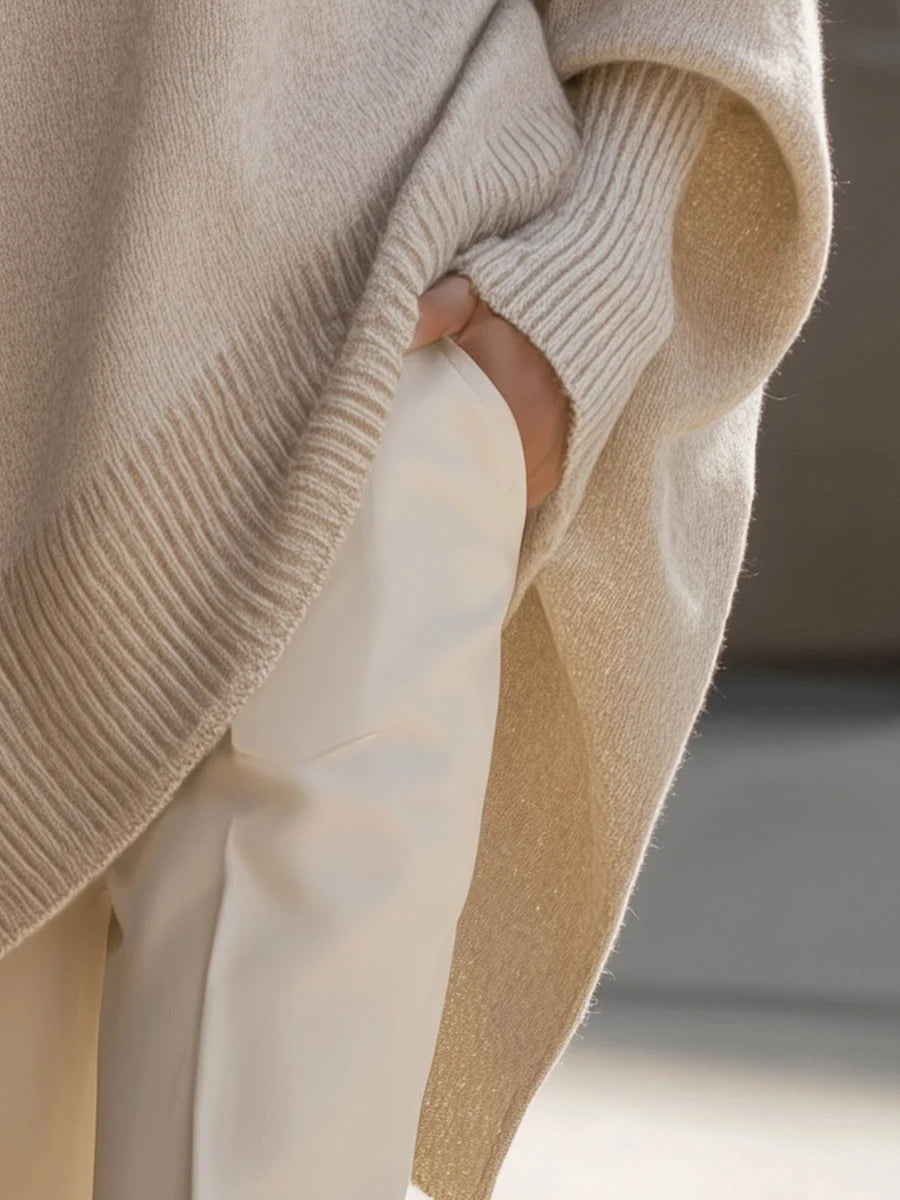 Achterkant van de oversized pullover met ronde hals en geribbelde zoom