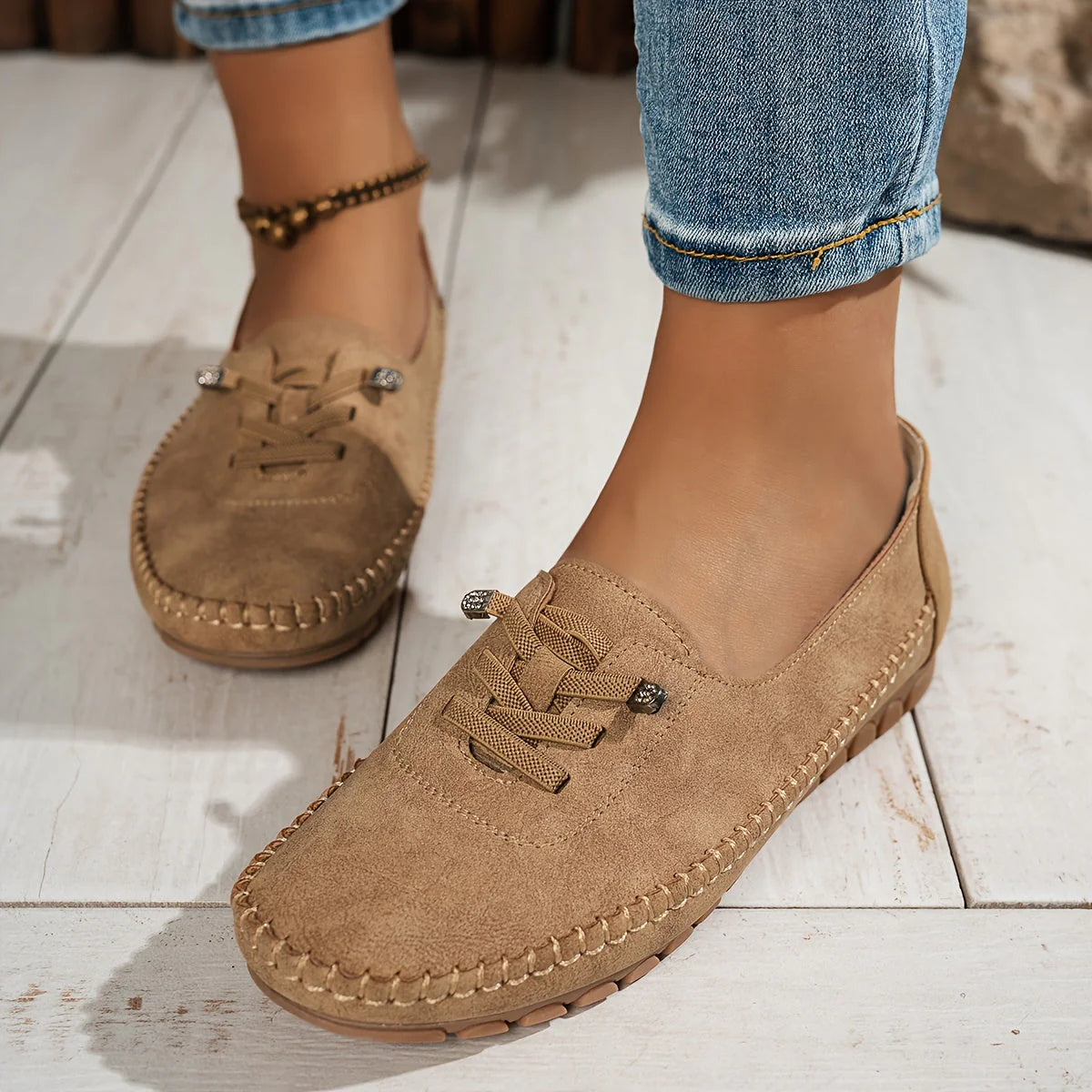 Detail van vetersluiting op dames loafers met zachte afwerking