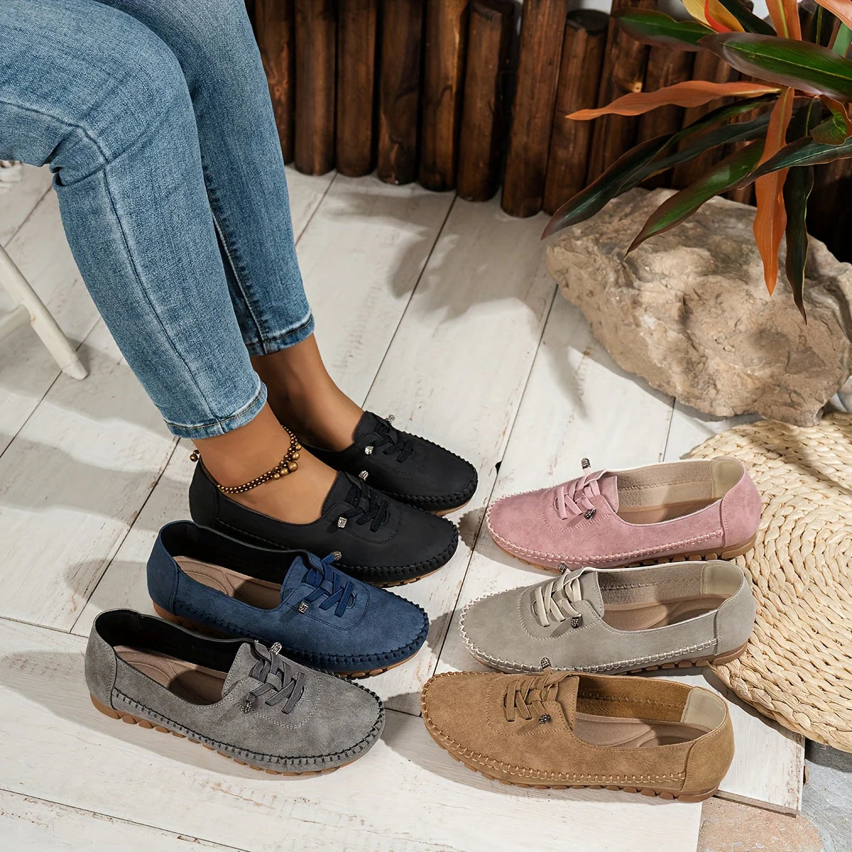 Dames loafers gedragen met jeans, met zichtbare voetboogondersteuning en flexibele zool
