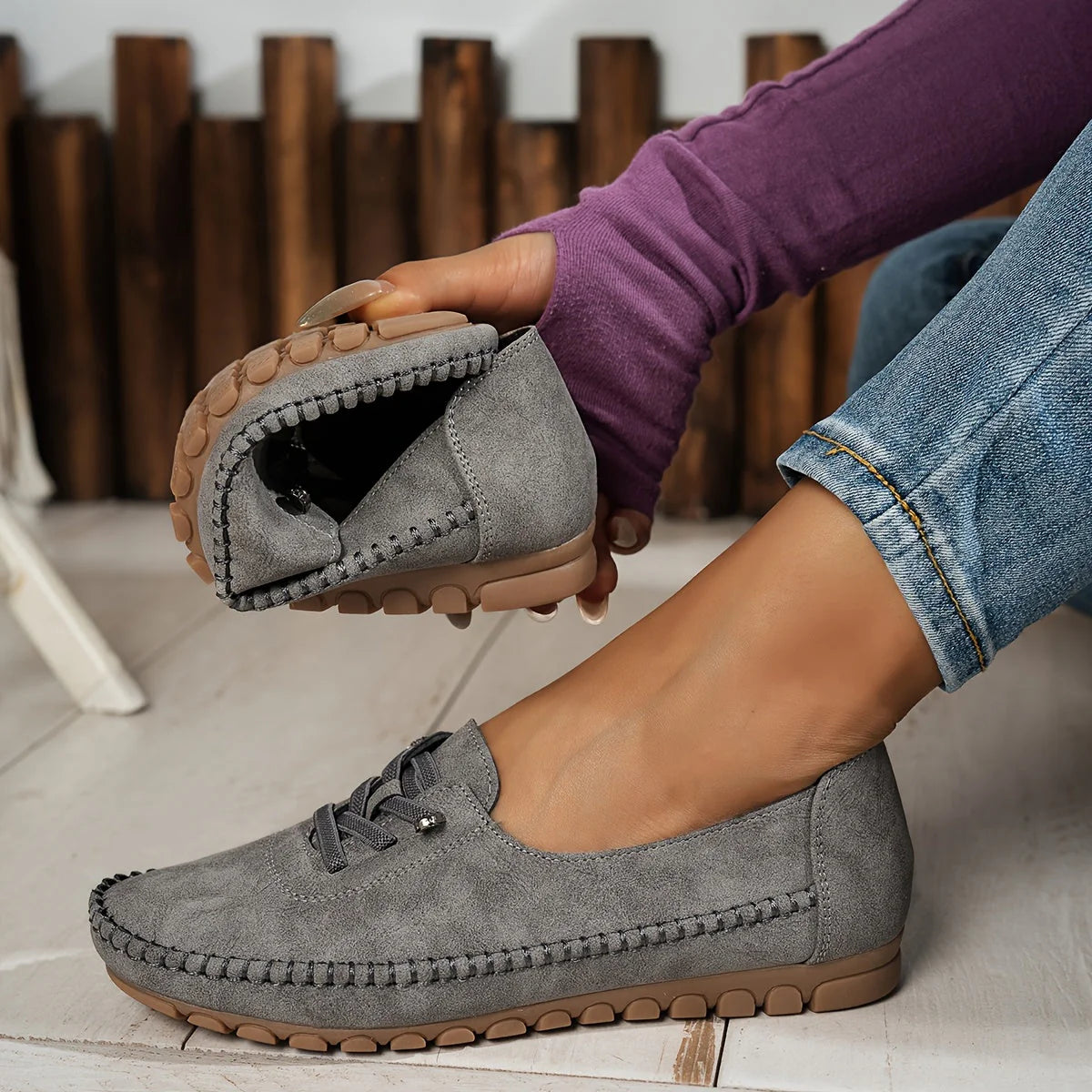 Zijaanzicht van instappers voor dames met handgenaaide detaillering en antislip constructie