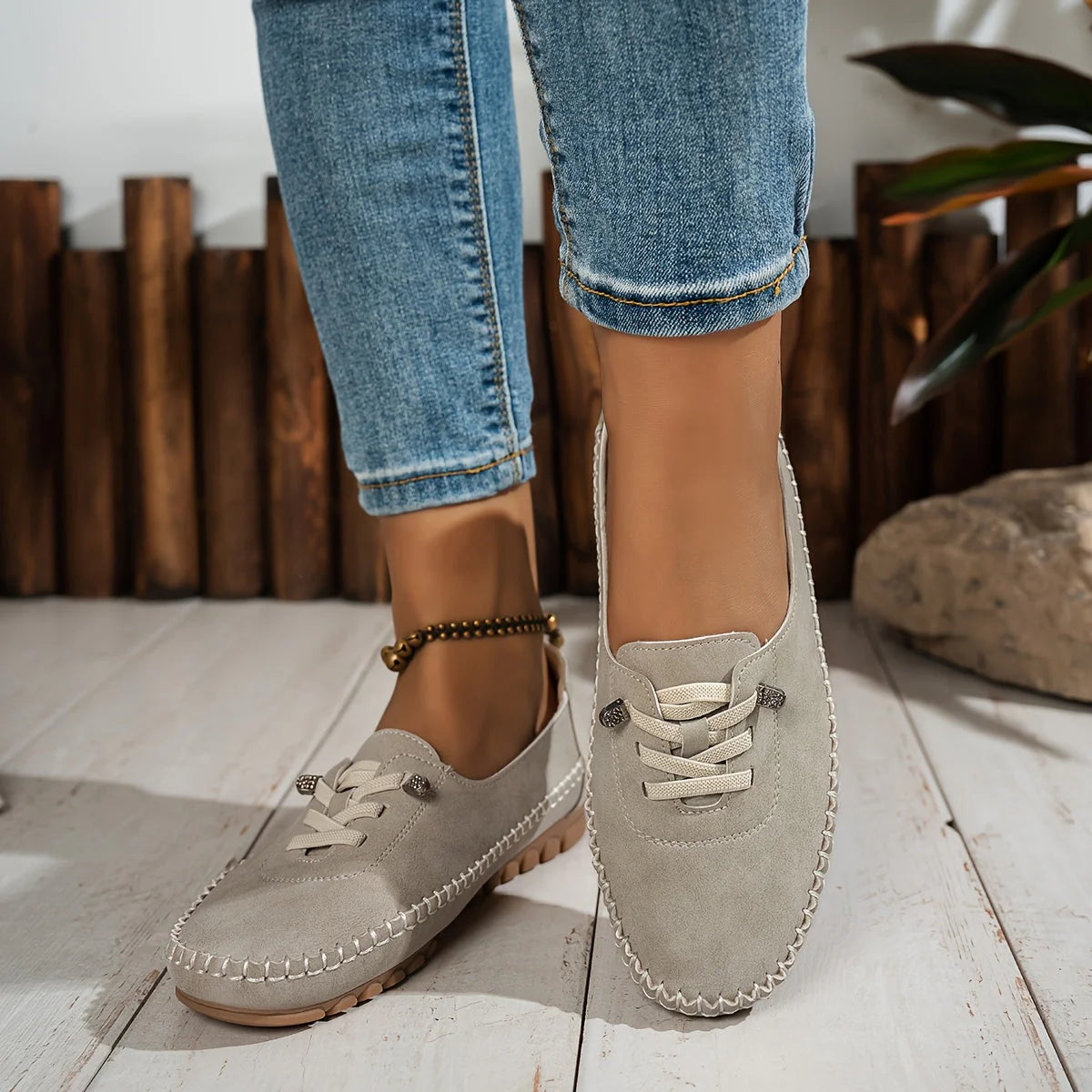 Close-up van de zool van dames loafers met flexibele constructie en grip
