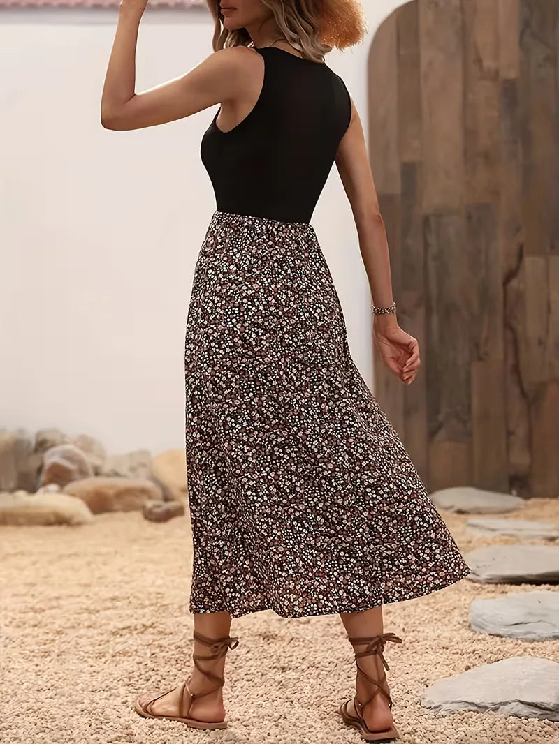 Detail van mouwloze maxi jurk met bloemenprint en ronde halslijn voor zomerse gelegenheden
