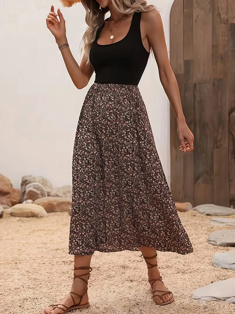 Detail van mouwloze maxi jurk met elastische taille en bloemenprint voor vakantielook