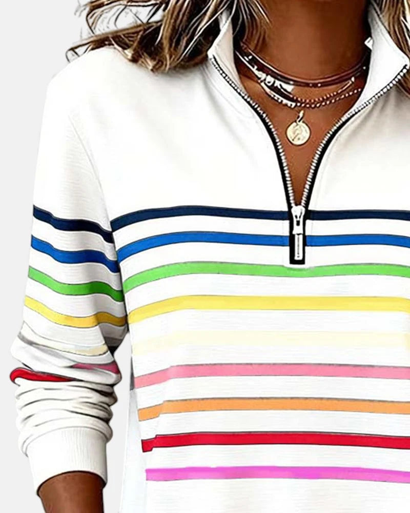 Vrouw draagt grijze gestreepte ritstrui voor vrouwen met relaxed fit en kleurrijke details
